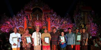 Serah Terima Anugera Wija Kusuma Kepada Lima Budayawan dan Seniman Buleleng